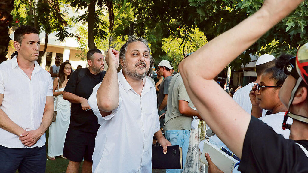 המתפללים מול המוחים, שלשום. "אין מקום להפרדה מגדרית" (צילומים: דנה קופל) yk13605575