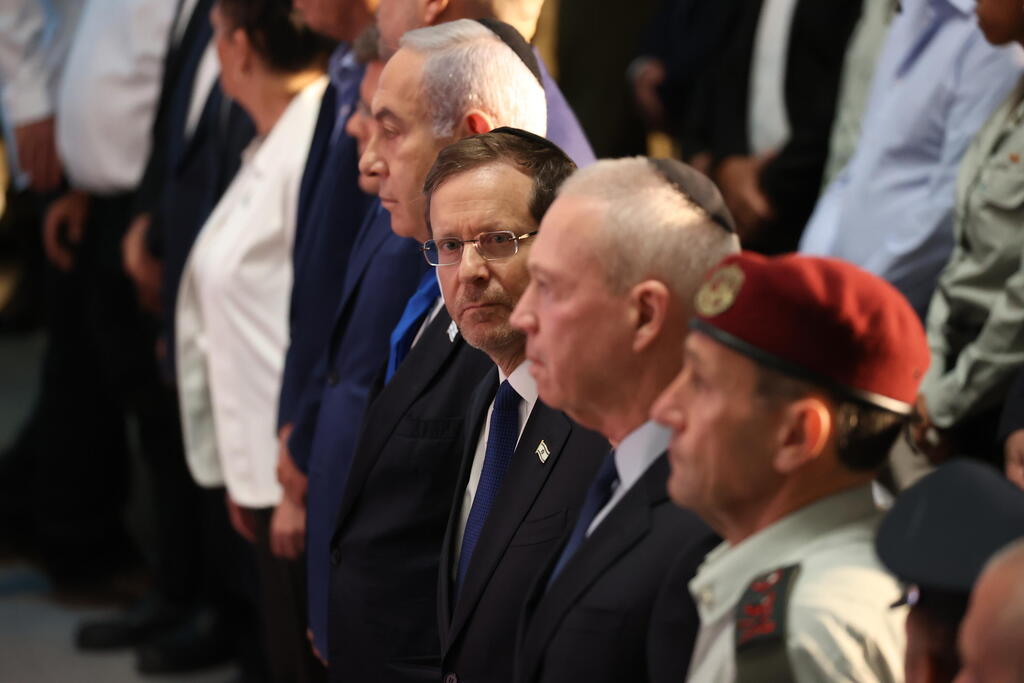 הרצוג לצד גלנט, נתניהו והרמטכ"ל (צילום: עמית שאבי) טקס האזכרה הממלכתי בהיכל הזיכרון בהר הרצל לציון 50 שנים למלחמת יום הכיפורים