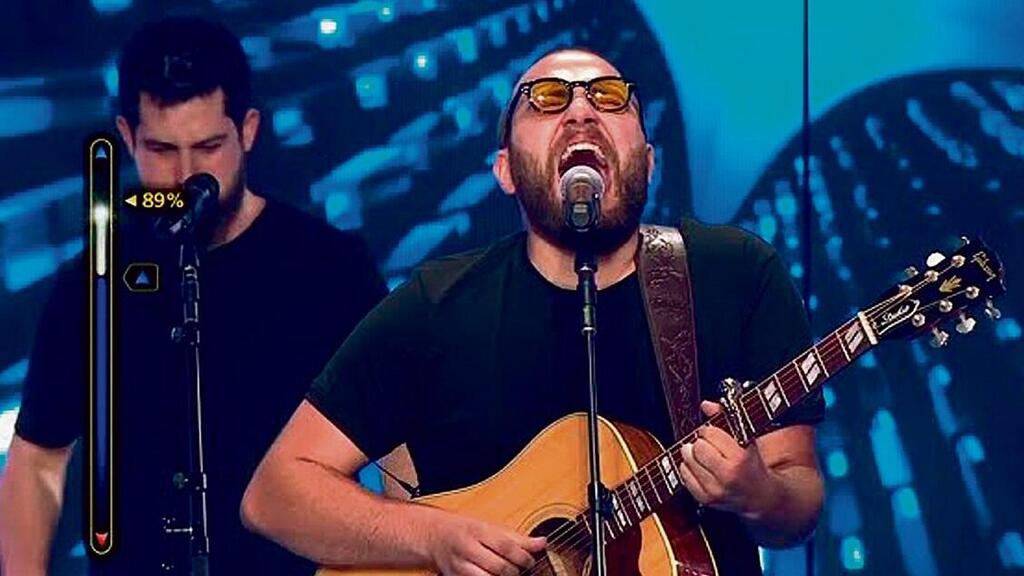 המשקפיים הם חומה. אליאב זוהר על בימת ''הכוכב הבא'' (צילום: באדיבות קשת 12) אליאב זוהר על בימת “הכוכב הבא”
