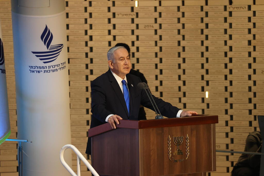 "אני בטוח שגם כיום אם תכפה עלינו מערכה, המשותף בנינו יגבר על המפריד". נתניהו נואם בטקס (צילום: עמית שאבי) טקס האזכרה הממלכתי בהיכל הזיכרון בהר הרצל לציון 50 שנים למלחמת יום הכיפורים