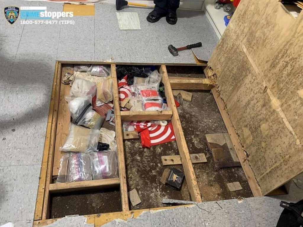 "דלת הסתרים" שהתגלתה במעון, והסמים שהוחבאו (צילום: משטרת ניו יורק) סמים שאותרו ב פעוטון ב ניו יורק ארה"ב שם מת ניקולס דומיניצ'י בן שנה ממנת יתר של פנטניל
