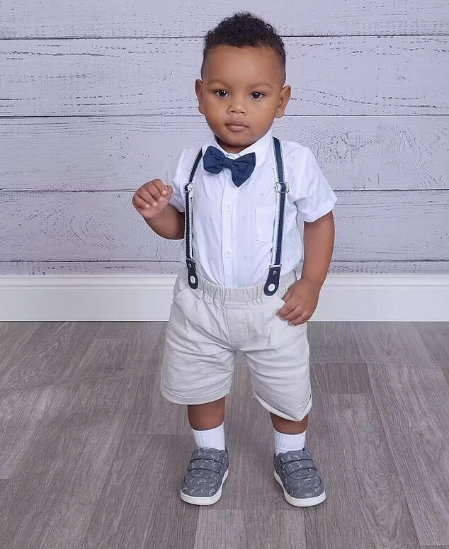 ניקולס דומיניצ'י בן השנה, שמת ממנת יתר של פנטניל אליו נחשף בפעוטון בניו יורק. הסם הוחבא במצעים ומתחת לאזור המשחקים ניקולס דומיניצ'י בן שנה שמת ממנת יתר של פנטניל ב פעוטון שבו הוחבא הסם ב ניו יורק ארה"ב