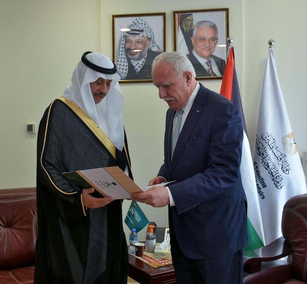 נאיף בן בנדאר אסודיירי שגריר סעודיה ברשות הפלסטינית מבקר ברמאללה