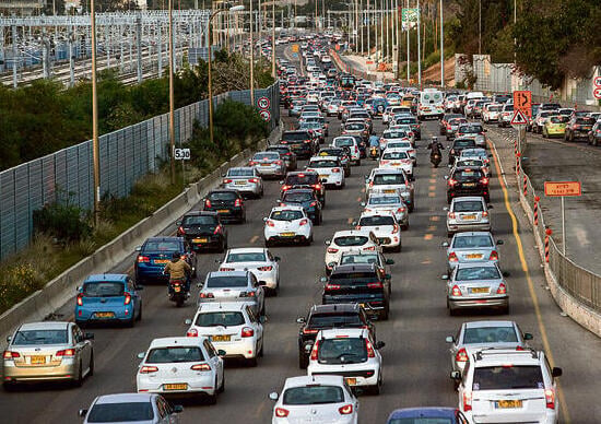 גם הכבישים עמוסים. פקקים באיילון yk13607424