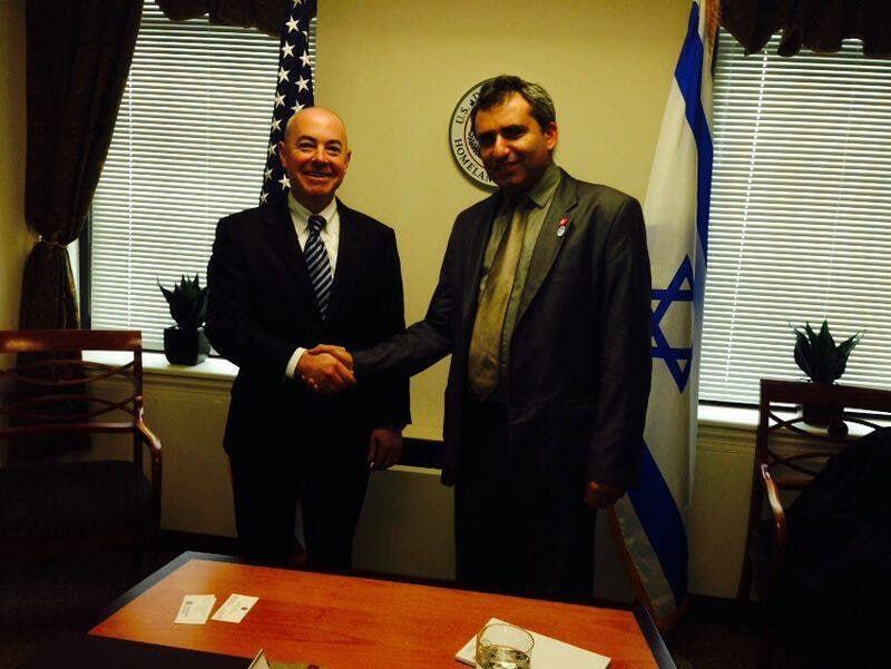 אלחנדרו מיורקס השר לבטחון המולדת בארה"ב עם שגריר ישראל באו"ם גלעד ארדן