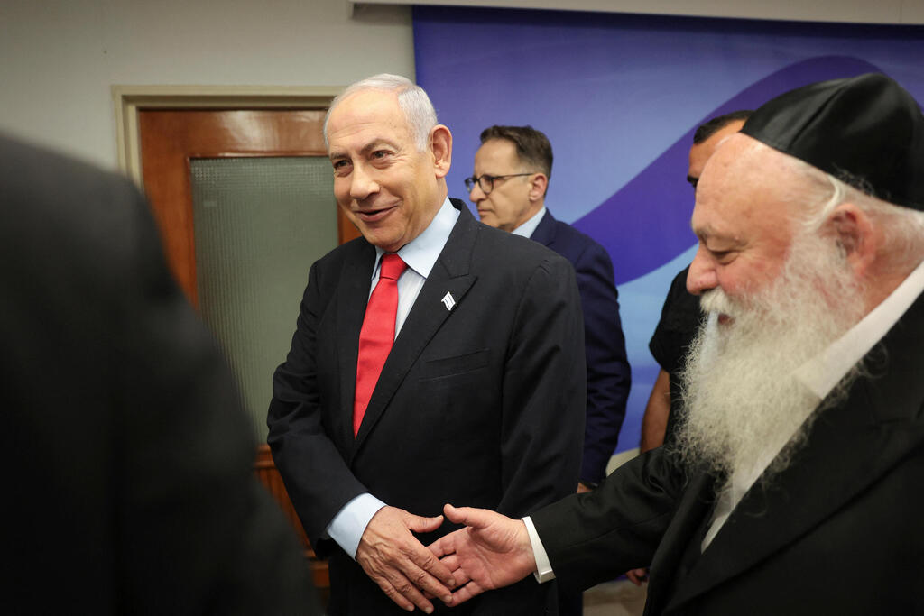 ביהדות התורה מחרימים את דיוני התקציב. נתניהו והשר גולדקנופף (צילום: ABIR SULTAN/Pool via REUTERS) נתניהו וגולדקנופף