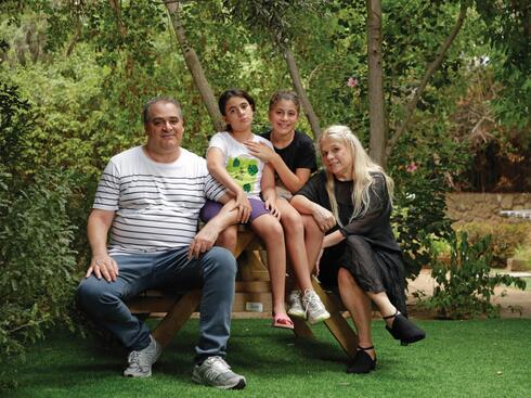 מחברי הספר,  אורית רוזנבוים ומשה פילוסוף עם בנותיו, אביגיל ואליענה
