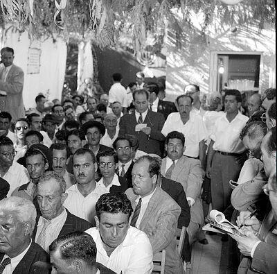 עולים חדשים מתארחים בסוכת בית הנשיא בשנת 1953