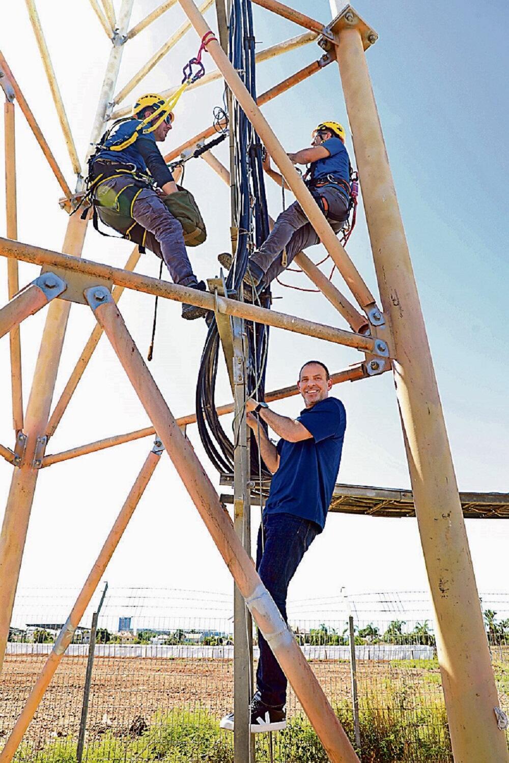 אילן סיגל לצד מנהלי פרויקטים של פלאפון באתר דור 5