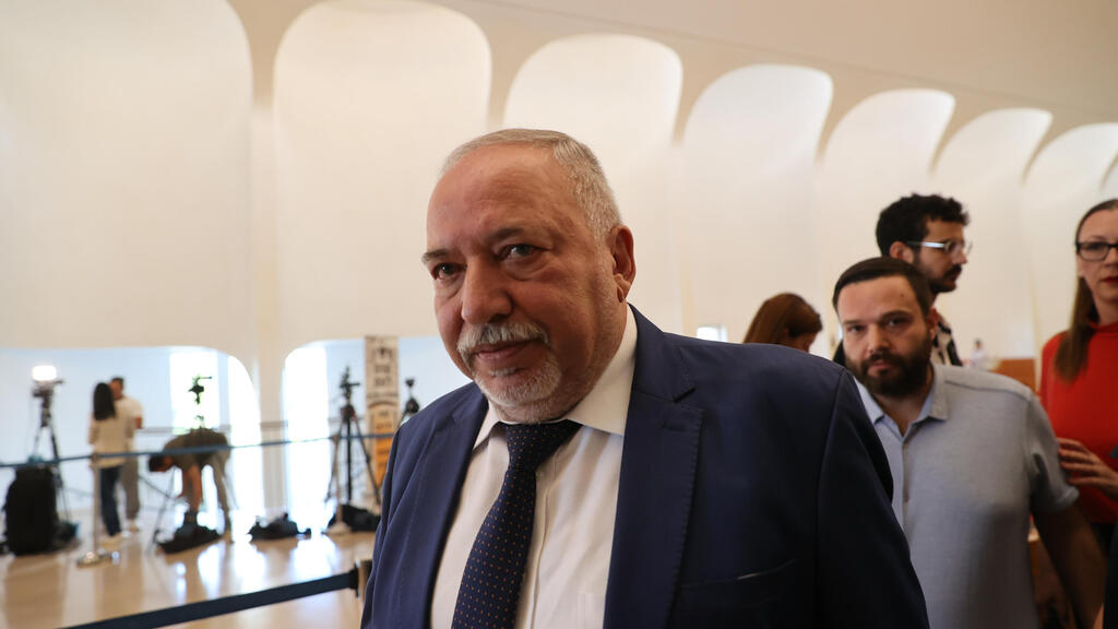 "הטמטום היחיד זה שהציבור החילוני מממן ומשלם שכר לאדם חשוך כמו הרב יוסף". ליברמן (צילום: אלכס קולמויסקי) דיון בג"ץ בחוק הנבצרות