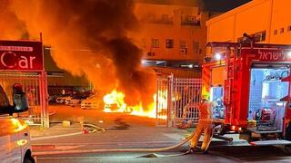 כלי רכב עולים באש בכמה מוקדים בחיפה