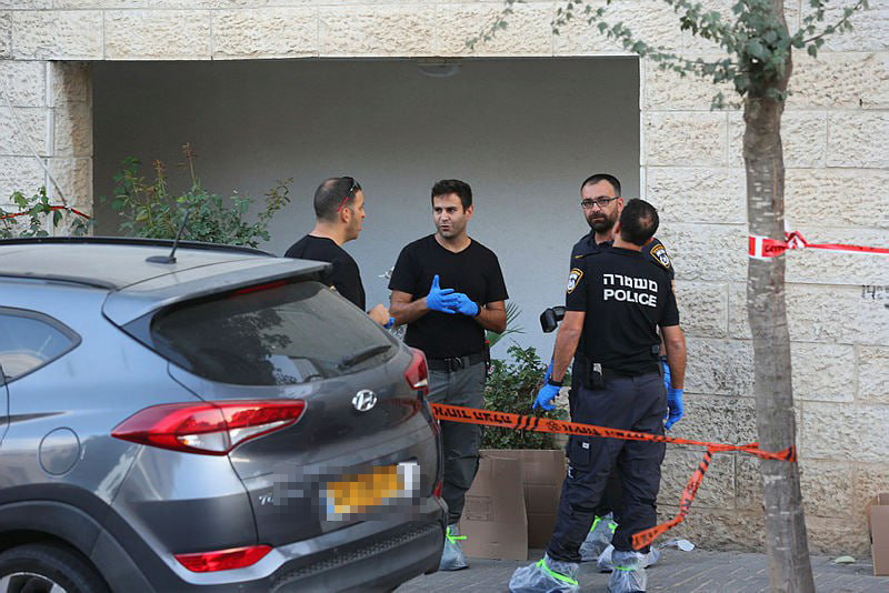 שוטרים בזירה בפסגת זאב (צילום: אלכס קולומויסקי) זירת האירוע בירושלים