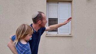 צבי רדלר ובנו יהודה בן השנתיים