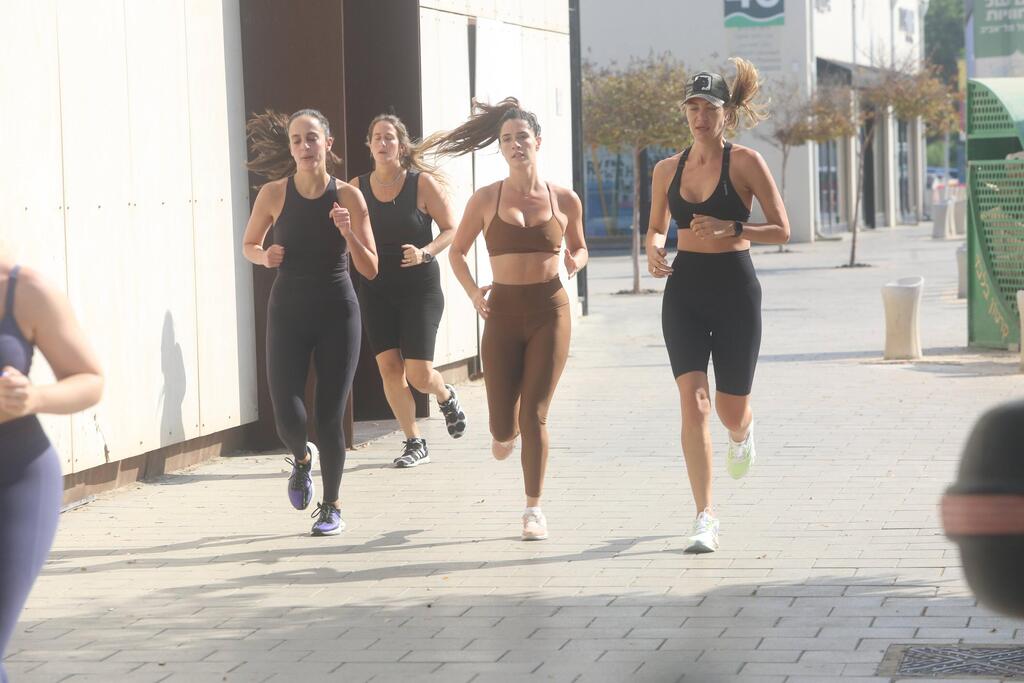 בפעם הבאה נביא איתנו בגדי ספורט בתיק. ג'ני צ'רוואני, חן אמסלם ורותם ישראל בכושר שיא (צילום: מוטי לבטון) פפראצי רותם ישראל חן אמסלם ג'ני צרוואני