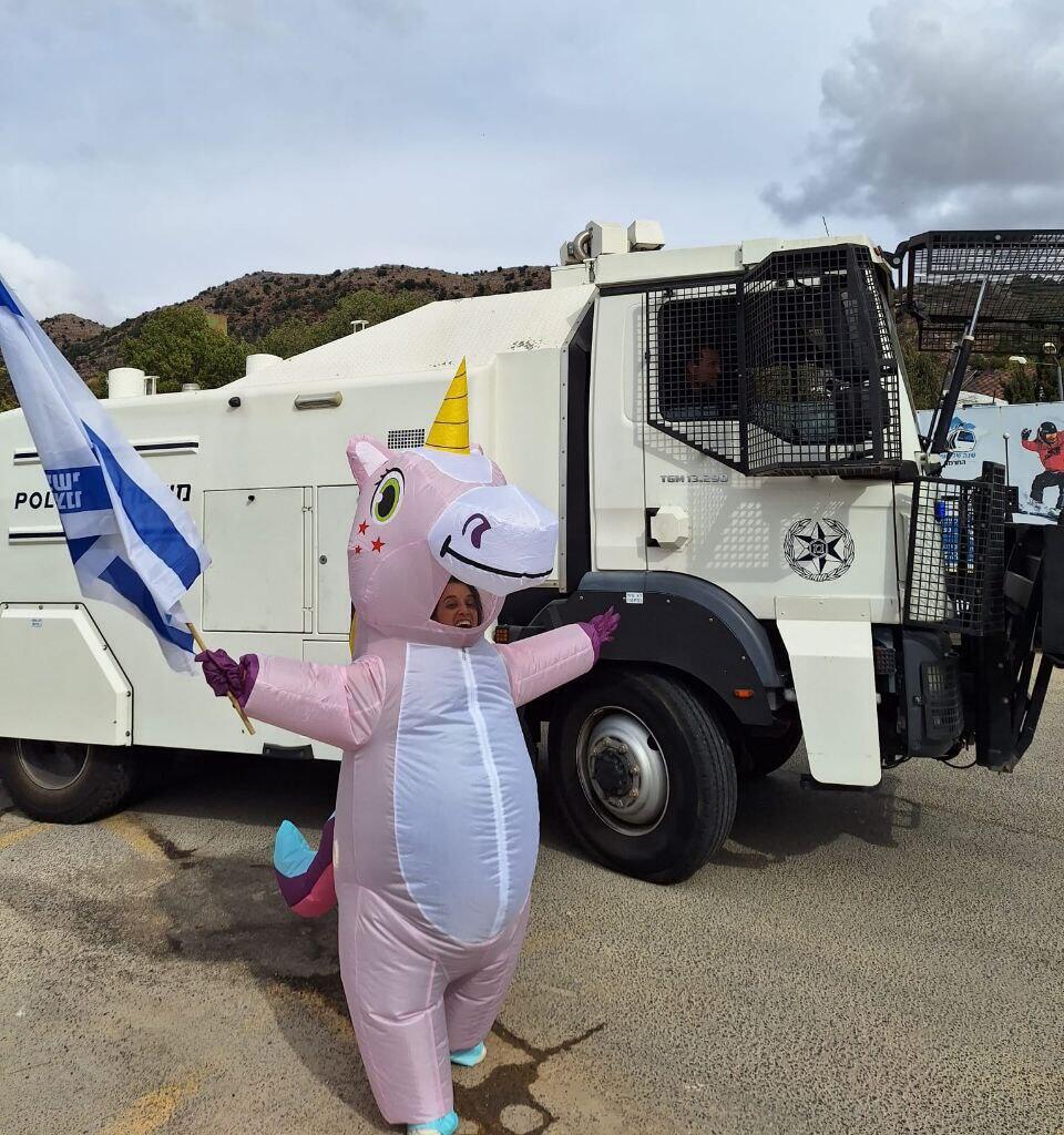 גם מכת"זית הייתה שם בתחילת השבוע לפני שבנימין ושרה נתניהו מגיעים לנופש בנווה אטיב, ארגוני המחאה מקבלים בברכה את המכת"זית שמגיעה לנווה אטיב