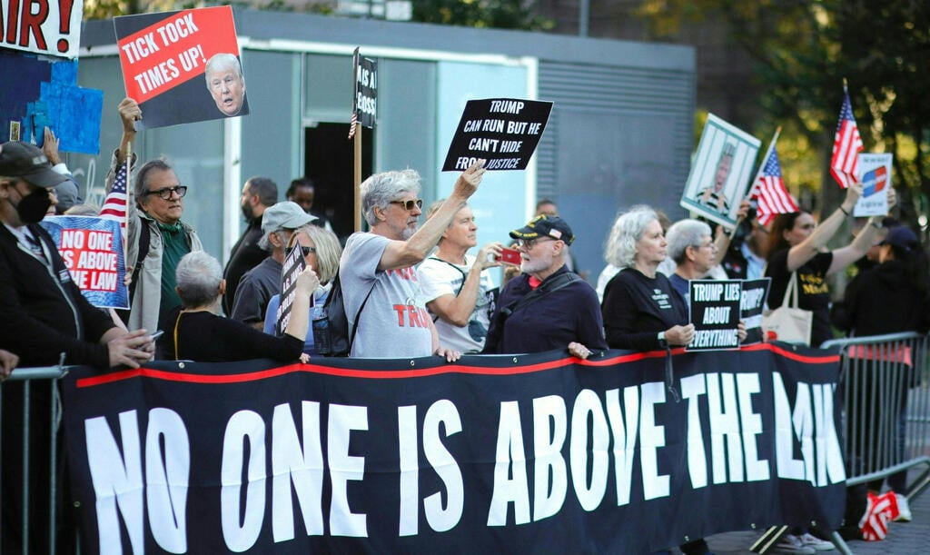 Protesters outside court (Photo: Kena Betancur / AFP) מפגינים נגד דונלד טראמפ ב ניו יורק מחוץ לבית המשפט תביעה על הונאת ענק