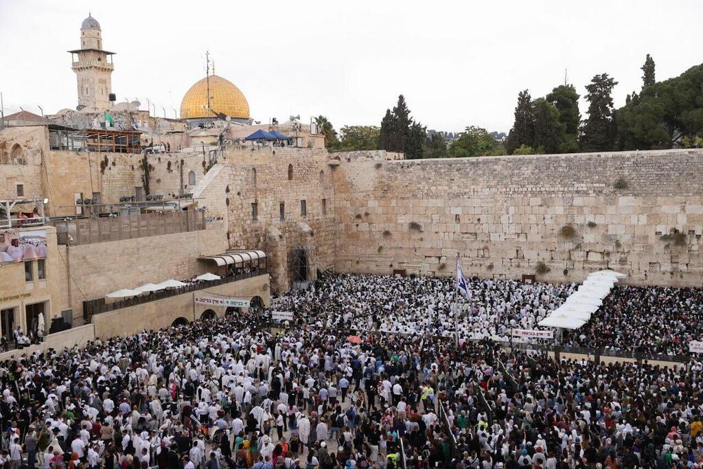 Sukkot prayer in Jerusalem (Photo: Alex Kolomoisky) ברכת הכוהנים בכותל