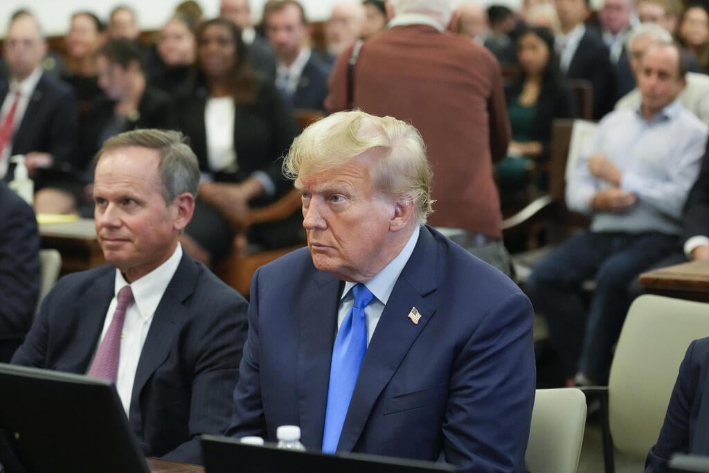 Trump in court (Photo: AP Photo/Seth Wenig) דונלד טראמפ בבית המשפט בניו יורק