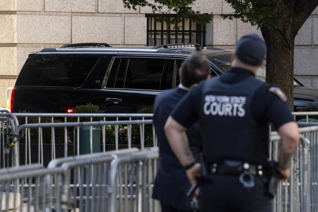 Trump's convoy arrives in court (Photo: AP Photo/Brittainy Newman) השיירה של דונלד טראמפ מגיעה לבית המשפט ב ניו יורק תביעה על הונאת ענק