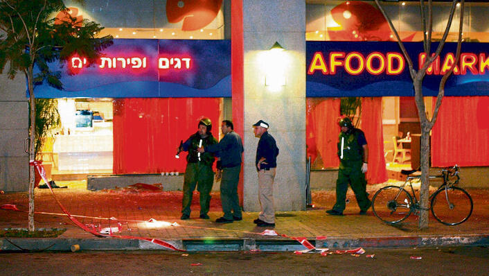 זירת הפיגוע בסי־פוד מרקט | צילום: אורן אגמון yk13615694