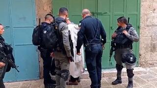 משטרת ירושלים עכבה מתפלל יהודי למשך שעות ארוכות לאחר שאמר לשוטר ״העם הזה רצה שלא נגיע להר הבית ואנחנו נגיע״, המשטרה: מדובר באמרה מסיתה - השוטר בן מיעוטים ונפגע מהדברים״