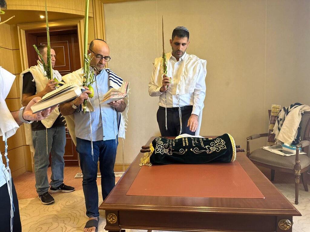 עם לולבים בסעודיה שמלה קרעי ודוד ביטן חוגגים סוכות בריאד, סעודיה