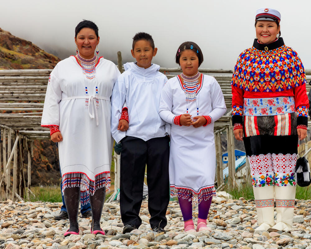 משפחת אינואיטים גרינלנדים בלבוש מסורתי