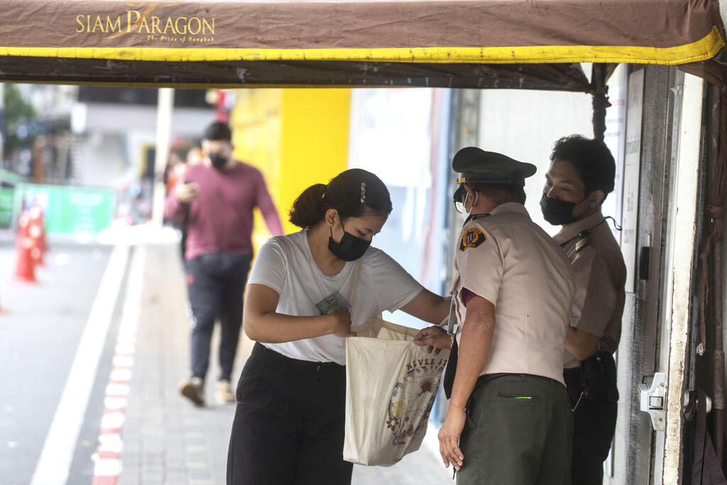 היום כבר בדקו בתיקים. בכניסה לקניון, אחרי שנפתח מחדש (צילום: AP Photo/Wason Wanichakorn) תאילנד בנגקוק קניון סיאם פרגון יום אחרי ה טבח