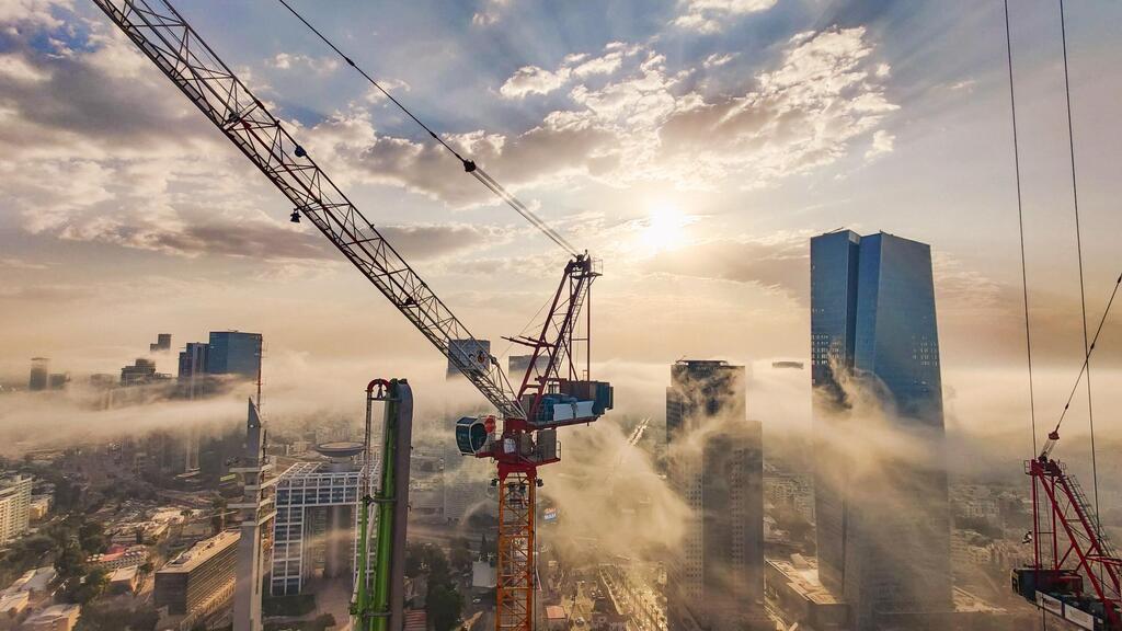 מנוף מעל תל אביב-יפו התמונה שזכתה במקום הראשון בתחרות צילומים מהמנוף של הקרן לעידוד ופיתוח ענף הבנייה בישראל