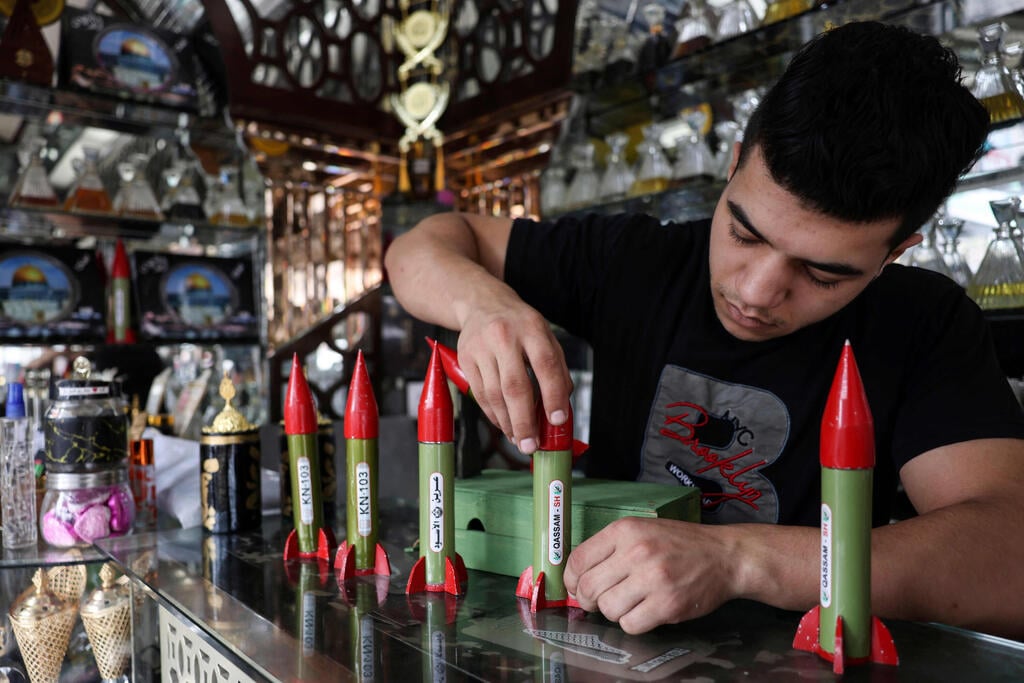 צילום: Mohammed ABED / AFP בקבוקי בשמים בצורת טילי קסאם בחנות ב עזה