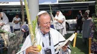 דתיים מתפללים בהפרדה בכיכר דיזנגוף, תל אביב