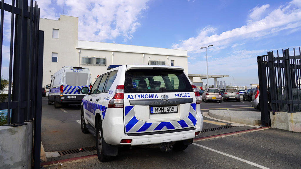 בית המשפט בקפריסין פסל את בדיקות ה-DNA (צילום: AFP ) 5 הערבים הישראלים מובאים לדיון בעניין האונס הקבוצתי בבית המשפט בקפריסין