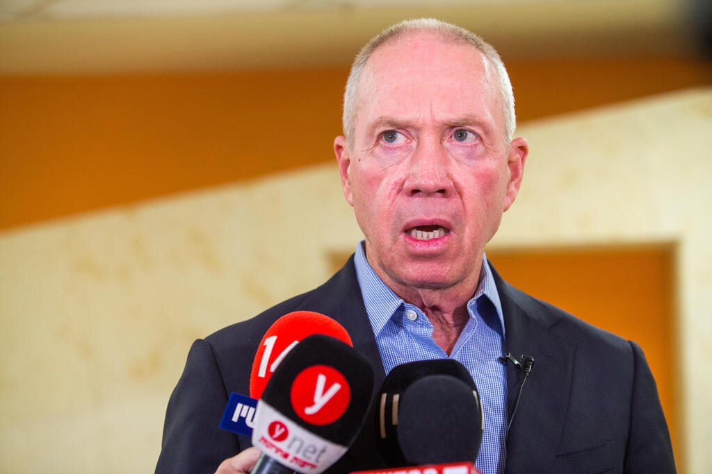 שר הביטחון יואב גלנט בהצהרה מחוץ לבית החולים בילינסון, בביקור הלוחמים שנפצעו בטול כרם ושכם