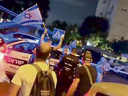 ההפגנות מול ביתו של אקוניס. "לא מכיר דבר כזה בתולדות המחאות" (צילום: מתוך הרשתות החברתיות) yk13618679
