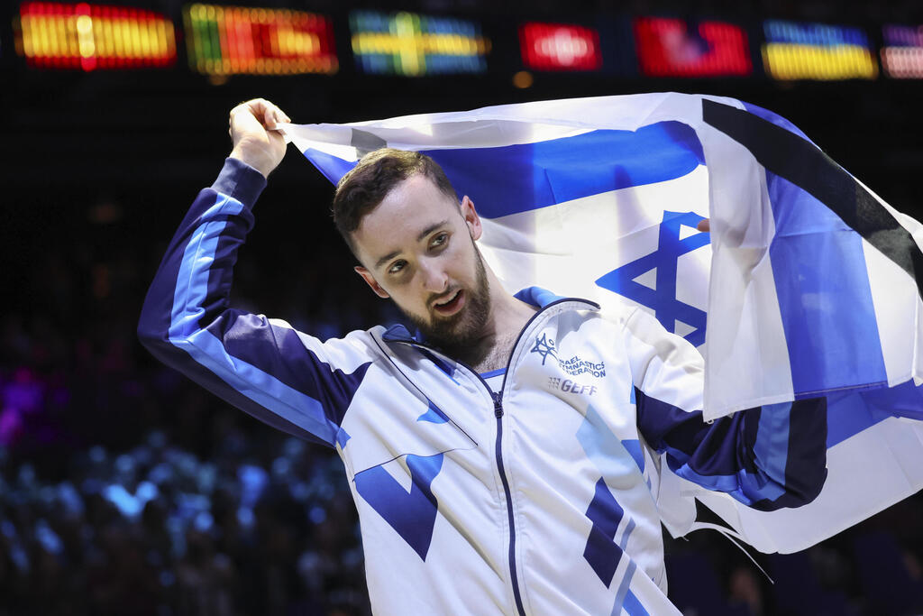 With the flag (Photo: AP Photo/Geert vanden Wijngaert) דולגופיאט