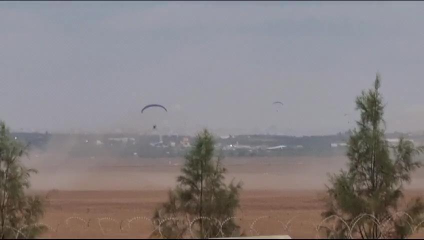 מצנחי הרחיפה של חמאס חודרים לעוטף ב-7 באוקטובר (צילום: רועי עידן) חשש לחדירת מחבלים