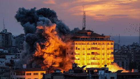 Building takes direct his in heavy rocket attack on Tel Aviv after tower block in Gaza bombed