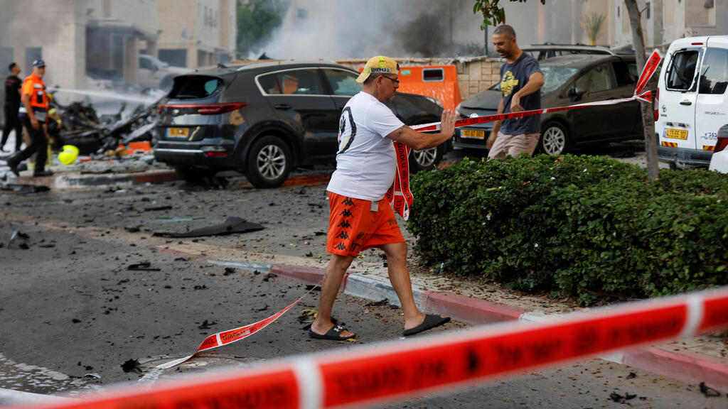 ארגוני הטרור בעזה פתחו במתקפה משולבת. פגיעת רקטה באשקלון (צילום: REUTERS/Amir Cohen) פגיעה רקטה רקטות באשקלון