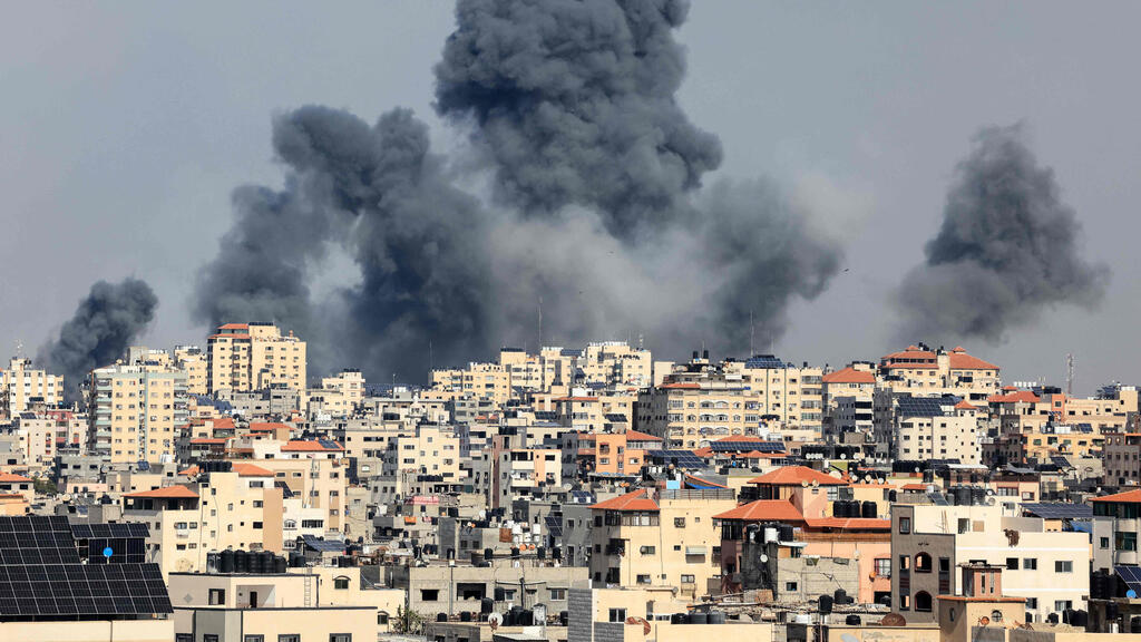 IDF strikes Gaza (צילום: Mahnud Hams / AFP) תקיפת צה"ל בעזה