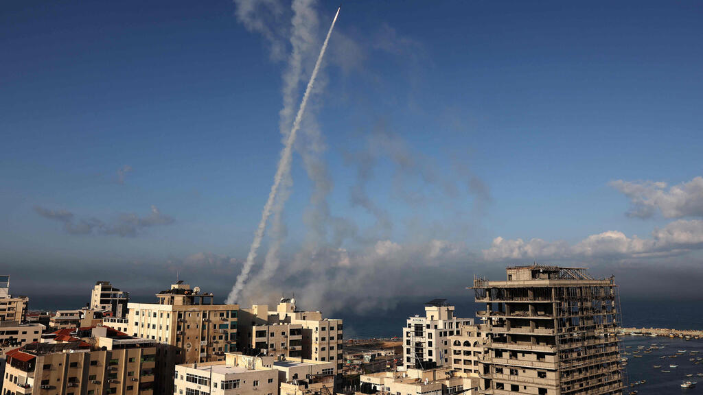 Rockets from Gaza target Israel (צילום: Mohammed Saber / EPA) ירי רקטות מעזה