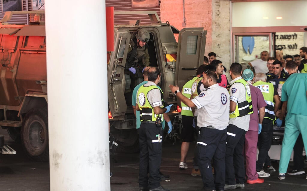 Patients evacuated to Soroka (Photo: Gil Nehushtan) פינוי פצועים לסורוקה