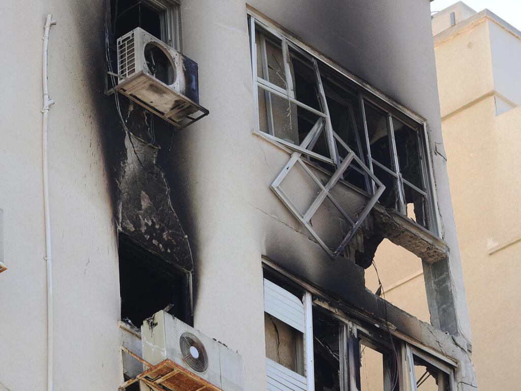פגיעה ישירה בבניין בתל אביב (צילום: EPA/ABIR SULTAN) פגיעה ישירה בבניין בתל אביב