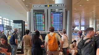 נוסעים עוקבים אחרי העדכונים בלוח ההמראות