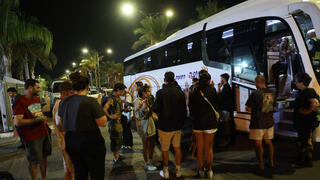 נתיבות תושבים עולים ל אוטובוס מתפנים למרכז