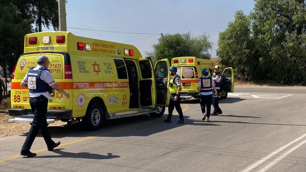 צוותי מד"א פועלים מסביב לשעון ומפנים פצועים לבתי החולים (צילום: תיעוד מבצעי מד"א) כוחות מד"א מפנים פצועים מבתי החולים בדרום לקבלת טיפול רפואי במרכז הארץ