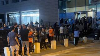 משפחות מגיעות לבניין להב 433 במטרה לאתר קרובים נעדרים