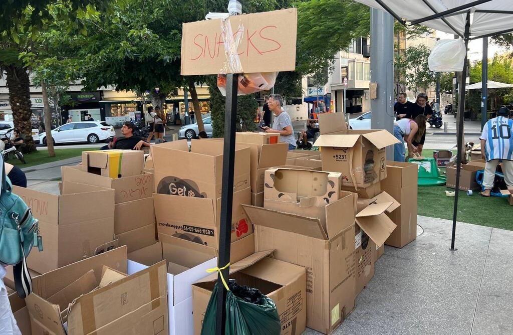 איסוף תרומות בכיכר דיזנגוף, תל אביב (צילום: גל גנות) איסוף ציוד לתושבי הדרום ולחיילים בכיכר דיזנגוף, תל אביב