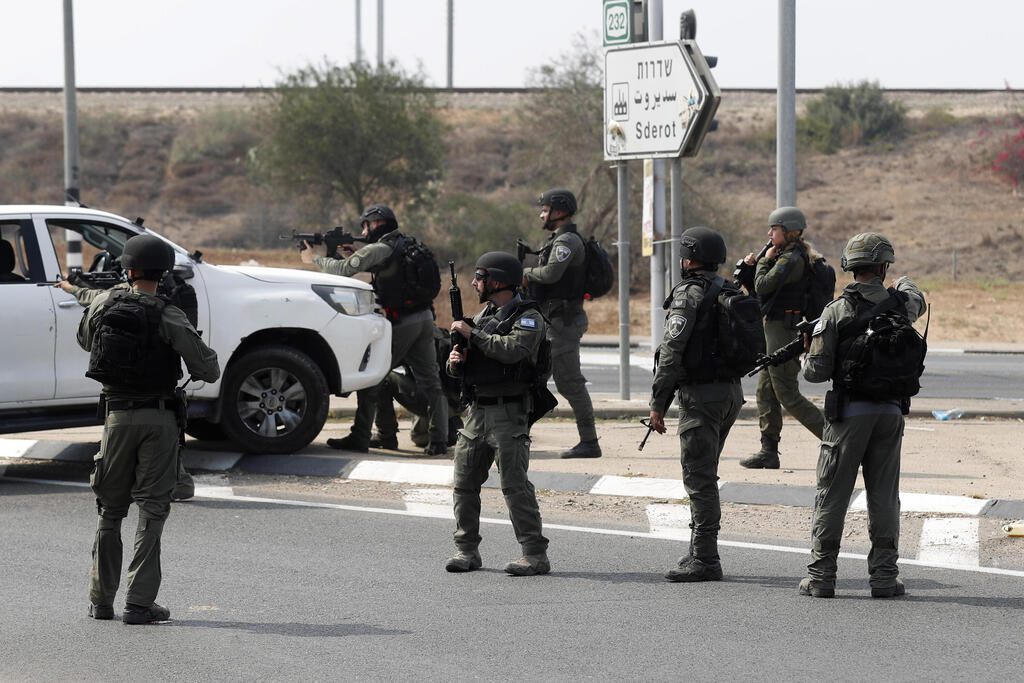 Israeli forces near Sderot (Photo: EPA /ATEF SAFADI) כוחות צה"ל ליד שדרות