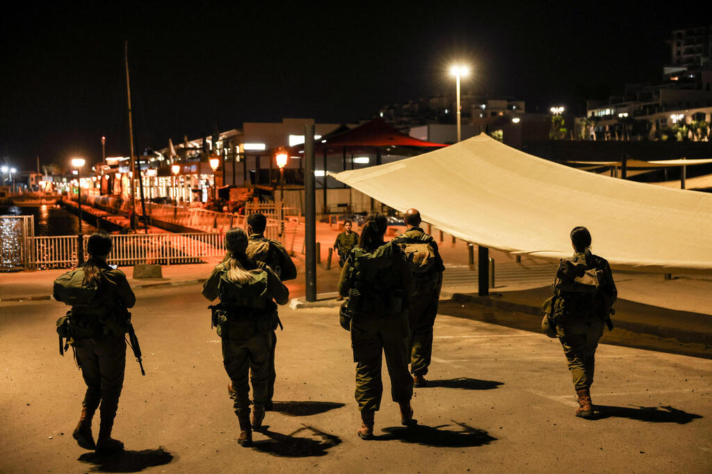 IDF forces in Ashkelon (Photo: Reuters /Ronen Zvulun) טיילת אשקלון כוחות צה"ל