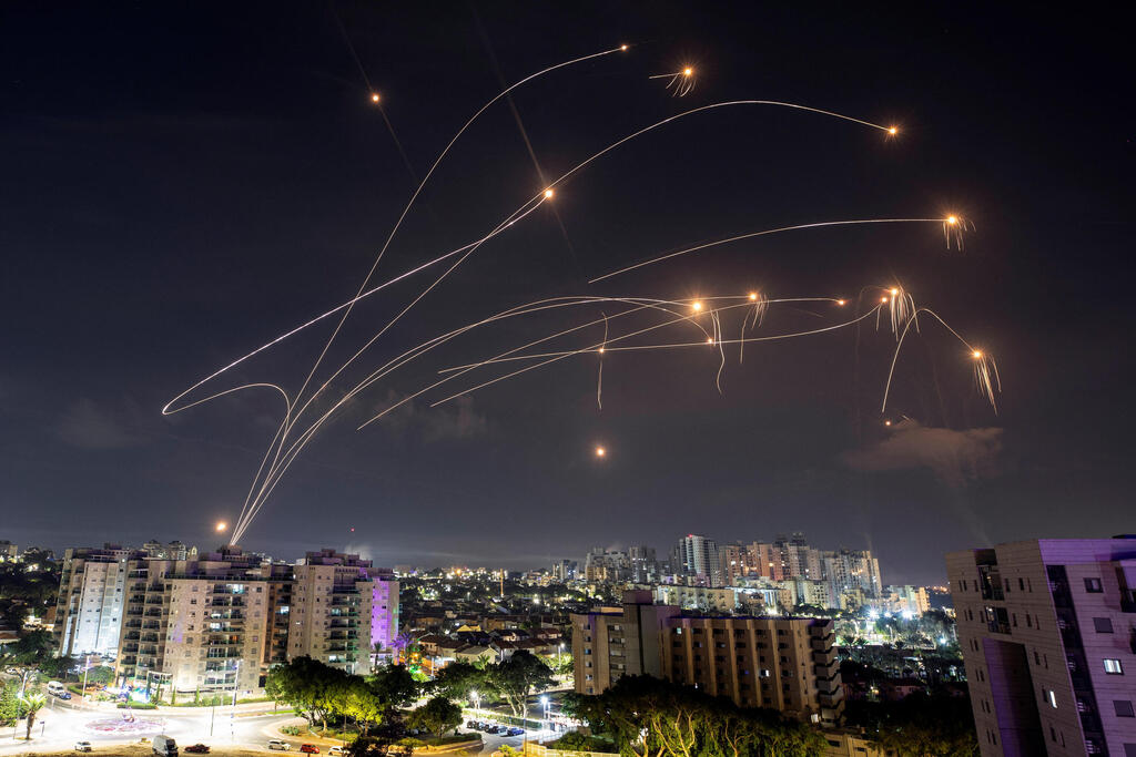 Iron Dome intercepting rockets over Ashqelon (Photo: REUTERS/Amir Cohen) יירוטים מעל אשקלון